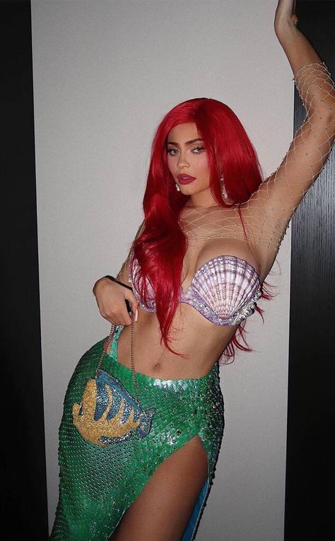 Direto do mar from As melhores fantasias das Kardashian-Jenner no Halloween on E! Online Red Hair Costume, Ariel Halloween, Ariel Halloween Costume, Kylie Jenner Dress, Red Hair Halloween Costumes, Kylie Jenner Fotos, Iconic Halloween Costumes, Mermaid Halloween Costumes, Ariel Costumes