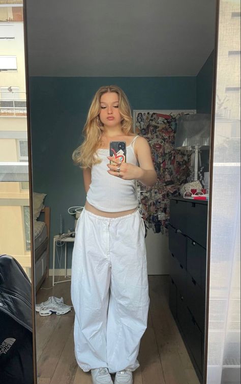 White Parachute Pants, Parachute Pants Outfit, 70 Degrees, All White Outfit, Mode Inspo, Mirror Mirror, Fashion Fits, Harajuku Fashion, Fit Check