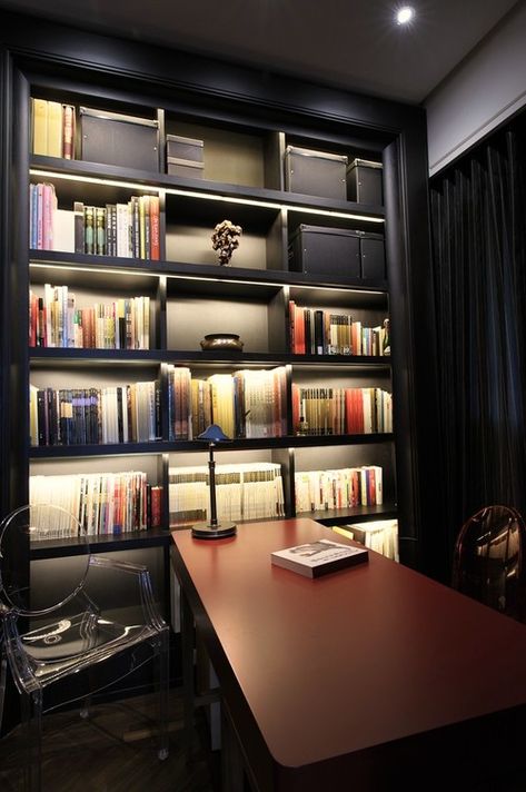 LED light strips | black bookcase with lights | home office | study | library | interior design inspiration | home decor Luxury Bookcase, Bookshelf Lighting, Creative Bookshelves, Bookcase Lighting, Black Bookcase, Bookshelf Plans, Interior Led Lights, Contemporary Home Office, Home Library Design