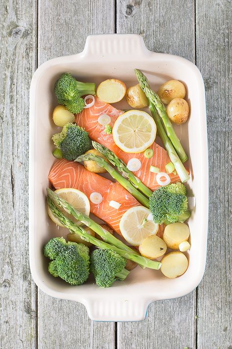 This one-tray baked salmon with summer vegetables makes a delicious dinner with only 5 minutes of prep and virtually no washing up. Summer Vegetables, Nice Recipes, Romantic Dinner Recipes, Baked Salmon Recipes, Diet Vegetarian, Summer Vegetable, Delicious Dinner, Baked Salmon, Salmon Recipes