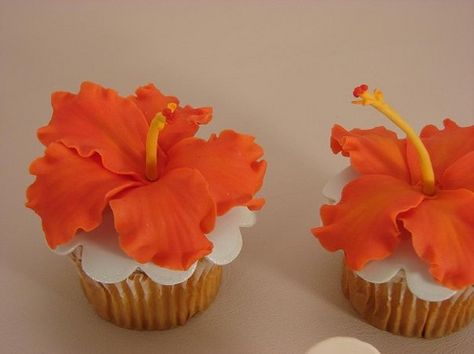 hibiscus Hawaiian Theme Cakes, Hawaiian Cupcakes, Tropical Birthday Cake, Hawaiian Cake, Festa Moana Baby, Party Prep, Luau Birthday Party, Flower Cakes, Fiesta Tropical