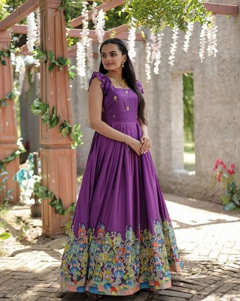 *LW-9151* GOWN :-👇🏻 FABRIC & WORK :- Dola silk With Rich Designer Print SIZE :- M(38''),L(40''),XL(42''),XXL(44'') LENGTH :- 56 INCH FLAIR :- 3.5 MTR LINING :- Cotton (Full Inner Top To Bottom) SLEEVES TYPE :- Sleevesless NECK TYPE :- Fancy Square Neck STITCHING TYPE :- Frill Stitch Colour :- 4 (Pink,Green,Wine,Lovender) PACKAGE CONTAIN :- Gown WEIGHT :-0.550 KG 👉🏻 *RATE:- 499/-₹* Neck Designs For Long Frocks, Long Gown Dress From Saree, Long Frocks Indian Designer Dresses, Party Wear Dresses Indian, Long Frocks For Women, Frock Designs For Women, Indian Frocks, Long Frocks For Girls, Simple Frock Design