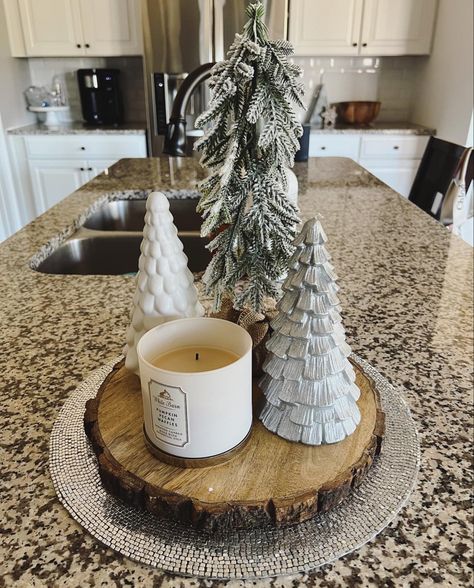 Christmas Decor For Grey Living Room, Outdoor January Decorations, January Kitchen Decor, Christmas Decor With Ornaments, Grey Living Room Christmas Decor, Kitchen Winter Decor, Christmas Decor Ideas Silver, Kitchen Counter Decor Christmas, Silver White Christmas Decor