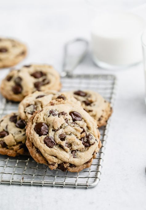 Classic Chocolate Chip Cookies, Food Photography Dessert, Perfect Cookies, Postre Keto, Browned Butter, Chocolate Toffee, Chocolate Chunk Cookies, Classic Cookies, Perfect Cookie