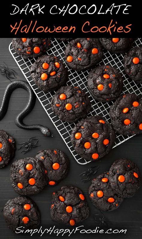 Dark Chocolate Halloween Cookies, Double Chocolate Halloween Cookies, Halloween Food And Desserts, Easy Spooky Treats For Halloween, Spooky Halloween Sweets, Halloween Dessert Party, Halloween Deserts Cookies, Halloween Sweets Recipes, Easy Treats To Make At Home Simple