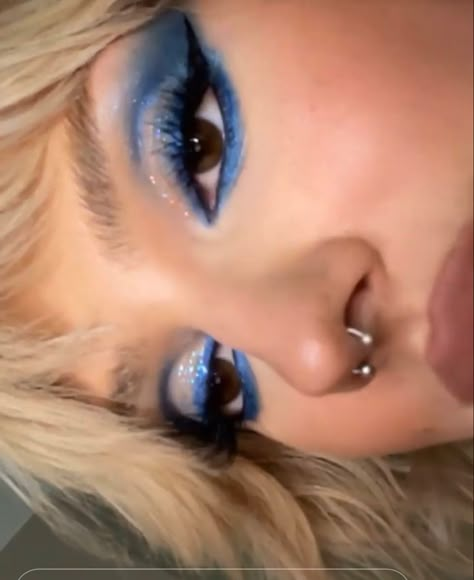 Mikayla X Glamlite Looks, Really Cool Makeup Looks, Blue Chrome Eyeshadow, Prom Looks Makeup Ideas, Colored Eyeshadow Looks, Dark Blue Makeup Looks, Unique Makeup Looks, Ateez Concert, Mekap Mata