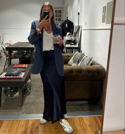 Finance Outfits Women, Navy Trousers Outfit Women, Summer Fall Transition Outfit, Instagram Mirror Selfie, Workwear Women, Internship Outfit, Professional Workwear, Interview Outfits, Trousers Outfit