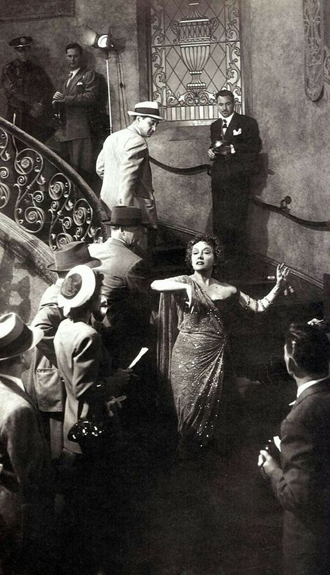 Gloria Swanson in the iconic sweep down her stairs in Wilder's "Sunset Boulevard" Erich Von Stroheim, Gloria Swanson, John Russell, Film Vintage, Sunset Blvd, Hollywood Photo, Sunset Boulevard, Old Hollywood Movies, Movie Cinema