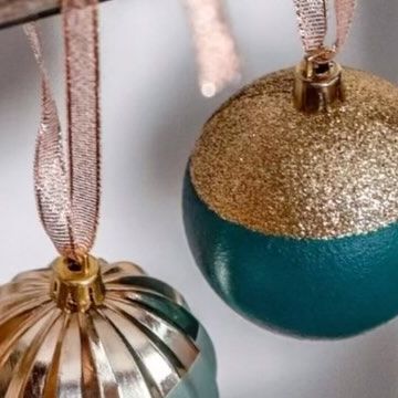 Hayley Stuart - DIY & INTERIORS on Instagram: "This Christmas bauble upcycling project is quite a few years old now (you can find the full tutorial on my blog) but it’s definitely one worth sharing annually in my opinion. The shops are FULL of Christmas decorations every year and although I’m fully on board with a little Christmas splurge, I do like to encourage people to upcycle and reuse where they can. So if you do have an old box of baubles you don’t use because they don’t match your decor, you now know you can dip them in paint! You’re welcome! 🫶🏻 . . . . . . . #upcycle #upcycling #upcycledchristmas #diy #diydecor #diychristmas #christmasdecorations #colourfuldecor #colourfulhome #colourfulchristmas #diyhome #diyideas #weekendproject #upcyclingproject #upcyclingideas #diyideas #inte Old Boxes, Weekend Projects, Upcycle Projects, Christmas Bauble, Diy Interior, December 4, Christmas Baubles, Xmas Tree, Colorful Decor