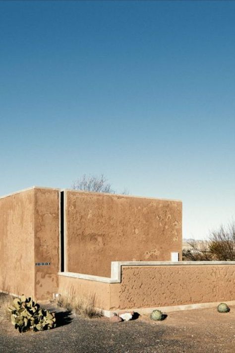 Industrial style meets organic finishes at this contemporary Marfa compound, built by two different architects in the Chihuahuan desert. The minimalist west Texas property has a palette of concrete, aluminium and glass mixed with abode walls and rough plaster. It sits in the remote desert arts town of Marfa, known for its modernist architecture and site-specific artworks by minimalist artist Donald Judd. Photography: Casey Dunn #design #architecture #interiors #minimalism Desert Landscape Architecture, Marfa Architecture, Architecture Precedent, Cement Homes, Concrete Facades, Desert Farmhouse, Desert Architecture, Chihuahuan Desert, Desert Clay