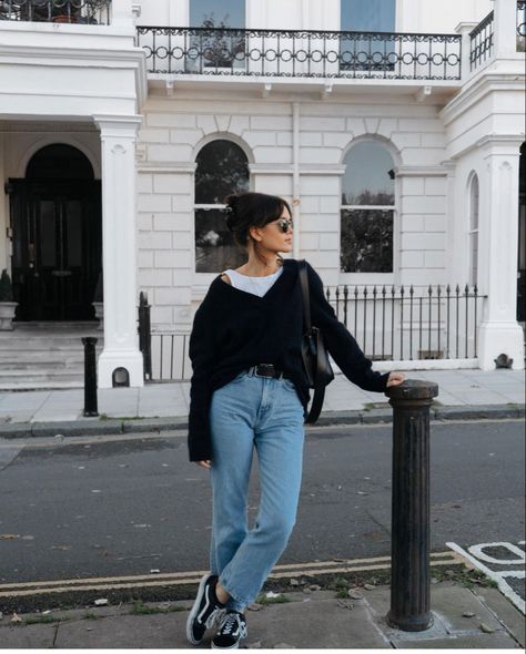 Black sweater, white tank, jeans, black sneakers, casual Chloe Miles, Mom Jeans Outfit Winter, Old Outfits, Mom Jeans Outfit, Jumper Outfit, Mum Fashion, Outfit Jeans, Outfit Goals, Basic Outfits