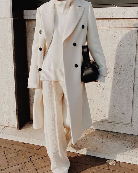 Woolen Coat Woman, Chique Outfit, Stile Hijab, Ladies Blazer, Khaki Fashion, White Coat, Loose Outfit, Coat Outfits, Woolen Coat