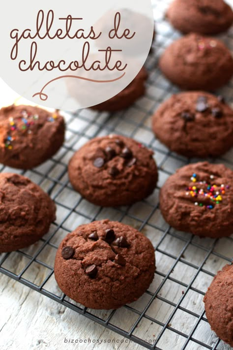 Galletas de chocolate decoradas con chispas de chocolate, lluvia de colores dispuestas sobre una rejilla Choco Chips, Chocolate Cookie Recipes, Animal Cake, Cupcake Muffins, Chocolate Brownies, Cake Pops, Chocolate Milk, Mexican Food Recipes, Cookie Recipes