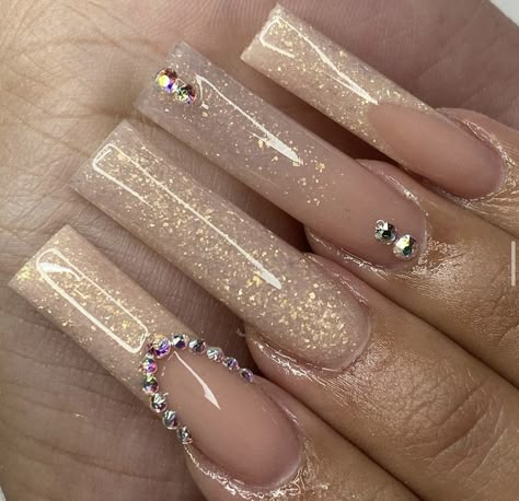 Acrylic Nails Champagne Color, Champagne Acrylic Nails, Champagne Colored Nails, Long Nails With Gems, Dama Nails, Champagne Nail Designs, Nude Baddie Nails, Champagne Quince, Champagne Nails