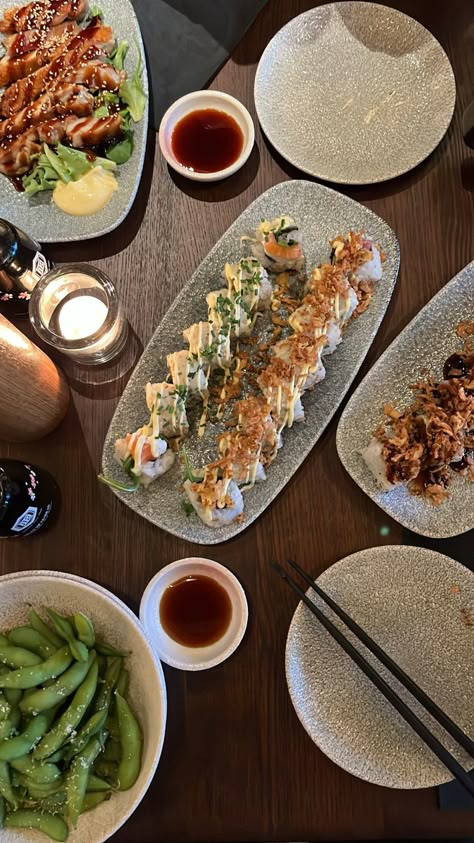 Food Sushi Aesthetic, Sushi Edamame, Sushi Aesthetic Instagram, Summer Dinner Aesthetic, Essen Aesthetic, Sushi Table, Aesthetic Sushi, Sushi Aesthetic, Different Types Of Food