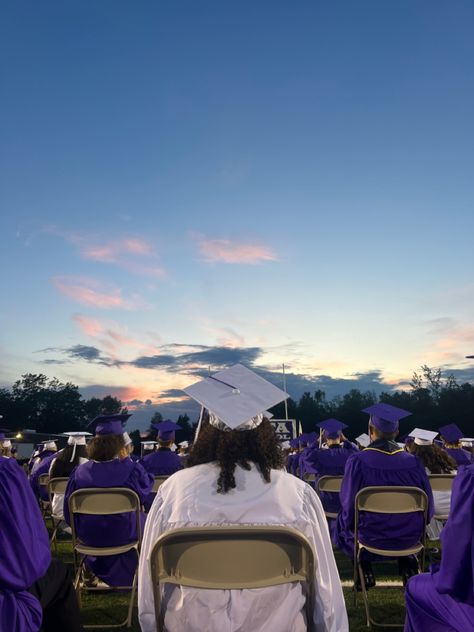 graduation pic ideas aesthetic highschool Graduation Valedictorian Aesthetic, Graduating High School Aesthetic, Highschool Vision Board, Highschool Graduation Aesthetic, High School Graduation Aesthetic, Valedictorian Aesthetic, Graduation Honors, Junior High Graduation, Early Graduation