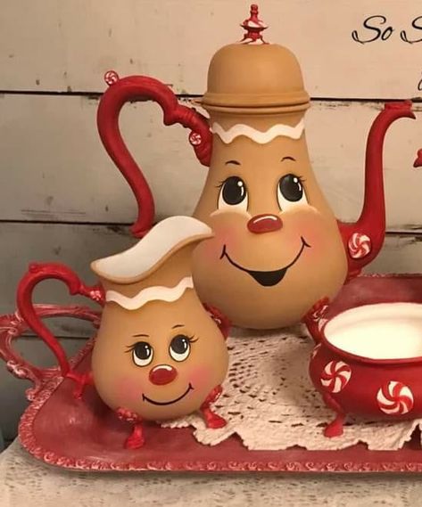 Gingerbread Teapot, Gingerbread Diy Crafts, Halloween Teapot, Teapot Crafts, Holiday Glassware, Gingerbread Man Decorations, Xmas Candy, Pot Decor, Gingerbread Decor