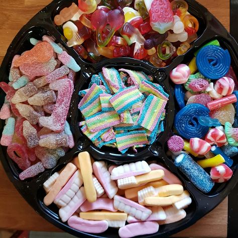 Candy Food, Colour Themes, Colorful Desserts, Amazing Food Decoration, Box Ribbon, Sleepover Food, Junk Food Snacks, Party Food Platters, Food Crush