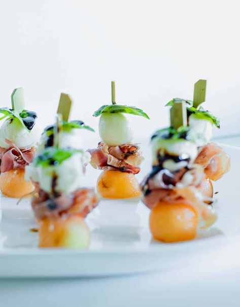 Melon Mozzarella Prosciutto Skewers, Melon And Prosciutto Skewers, Melon Prosciutto Appetizer, Cantaloupe Prosciutto Skewers, Melon Prosciutto Skewers, Honeycomb Appetizer, Chic Appetizers, Melon And Proscuitto, Balsalmic Glaze