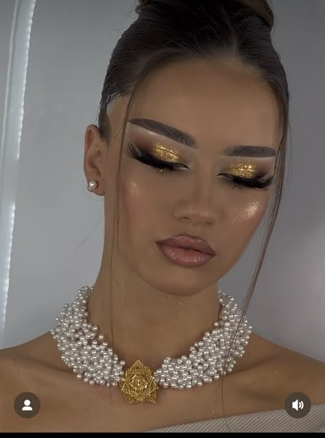 Gold And White Eyeshadow, Gold Diamond Makeup Looks, New Year Glam Makeup, Elegant Gold Makeup, Gold And Pearl Makeup, Gold Brown Makeup Looks, Gold Prom Aesthetic, Gold Birthday Makeup, Gold Makeup Prom