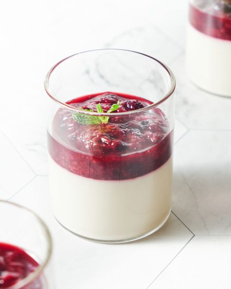 Panacota Recipe, Easy Panna Cotta Recipe, Vegan Main Dish, Vegan Panna Cotta, Easy Pudding, Vegan Pastry, Vegan Pudding, Soups Recipes, Easy Puddings