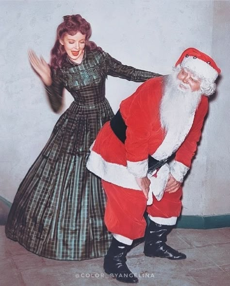 70s Christmas Aesthetic, Celebrity Christmas, 60s Christmas, Vintage Christmas Party, Iconic Christmas, Vintage Christmas Photos, Bad Santa, Christmas Shoot, Christmas Inspo