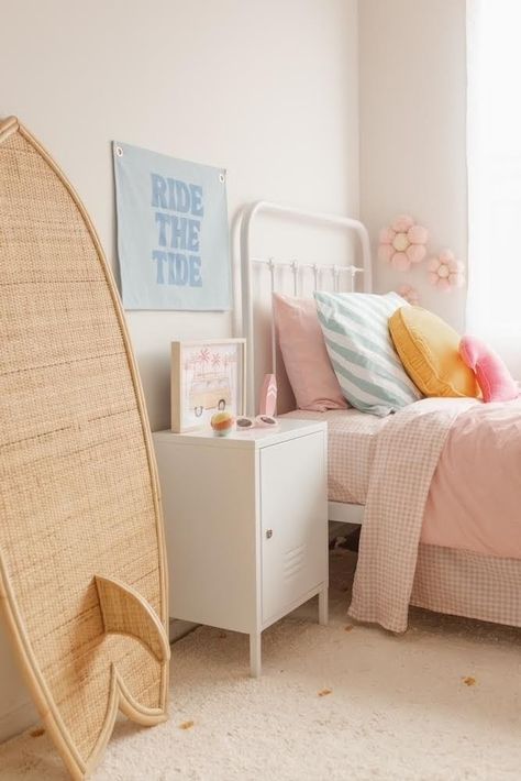 California Aesthetic Home Bedroom, Bedroom With Surfboard, Pink Surfer Bedroom, Costal Girl Bedroom, Preppy Beach Bedroom Ideas, Surf Inspired Room, Beach’s Room Decor, California Themed Bedroom, Beachcore Bedroom