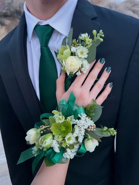 Green And White Corsage, Green Prom Dress Bouquet, Corsages For Green Dress, Green Prom Corsage, Corsage Prom Green Dress, Green Prom Bouquet, Prom Flowers Green Dress, Green Hoco Couple, Green And Gold Corsage