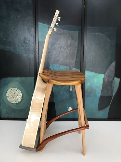 Guitar stool in oak and mahogany. Guitar Stool, Cello Stand, Wood Guitar Stand, Wooden Guitar Stand, Easy Woodworking Projects Diy, Guitar Holder, Chair Woodworking Plans, Guitar Rack, Wood Guitar