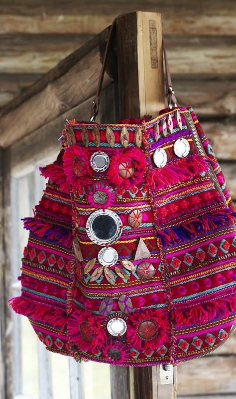 Plumo ethnic bag: Coloured textile bag decorated with wooden beads, mirrors and… Mundo Hippie, Mode Hippie, Ethnic Bag, Textile Bag, Estilo Hippie, Hippy Chic, Bohemian Bags, Hippie Bags, Bohol