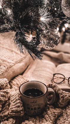 Winter Coffee Wallpaper Iphone, Reading Christmas Aesthetic, Bookish Christmas Wallpaper, Bookish Christmas Aesthetic, Christmas Reading Aesthetic, Winter Reading Aesthetic, Candle Pics, Reading Wallpaper, Bookish Christmas