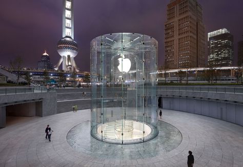 Located in Pudong district  in Shanghai, China, this Apple Store is the first Shanghai store for Apple Inc. Designed by Bohlin Cywinski Jackson Architecture, who also designed the iconic Apple Store Fifth Avenue, NYC, the entrance to the store is marked by a large glass cylinder thirty-two feet high. The glass structure sits in a large urban plaza below a circular sunken court. Once visitors enter the cylindrical entry, they then descend to the store below the plaza on a spiral glass staircase. Apple Store Design, Farnsworth House, Iphones For Sale, Kengo Kuma, Design Del Prodotto, Apple Store, Microsoft Windows, Steve Jobs, Apple Products