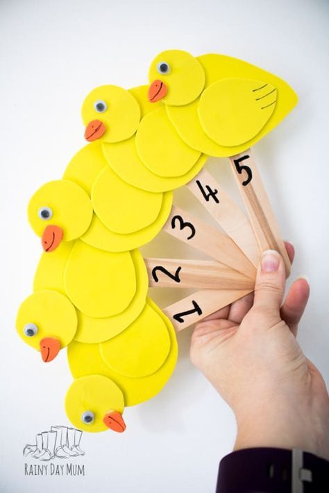 Create your own storytelling and rhyme time props with this easy to make five little ducks craft foam puppets. Perfect for some springtime nursery rhyme and circle time fun for toddlers and preschoolers. Nursery Rhyme Finger Puppets, Circle Time For Infants, Five Little Ducks Craft, Nursery Rhymes Activities For Toddlers, Nursery Rhyme Crafts For Kids, Ducks Craft, 5 Little Ducks, Rhyming Preschool, Nursery Rhyme Crafts