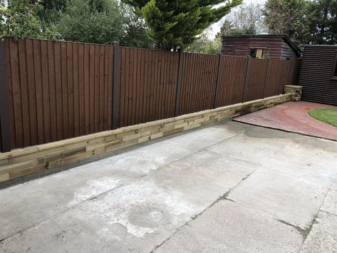 Hiding gravel board & concrete fence posts — BBC Gardeners' World Magazine Terrace House Garden, Paint Fence, Concrete Fence Posts, Wood Block Wall, Painted Fence, Driveway Entrance Landscaping, Concrete Posts, Driveway Entrance, Masonry Paint