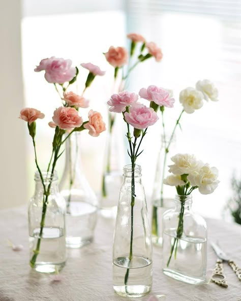 Floral Simple Centerpiece, Simple Cute Centerpieces, Simple Floral Bridal Shower Decor, Pink Floral Centerpieces Simple, Simple Flower Wedding Centerpieces, Flower Arrangements Minimalist, Simple Flower Table Decorations, Simple Flower Table Centerpieces, Baby In Bloom Table Centerpieces