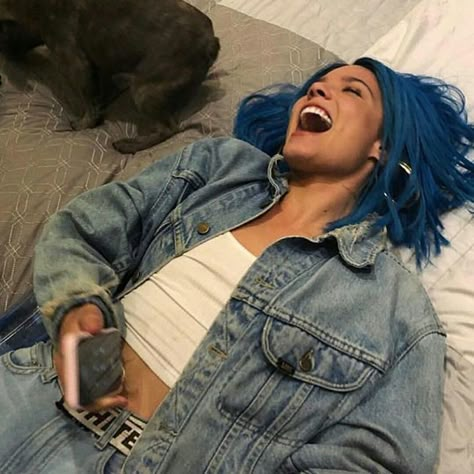 Halsey came back white blue l love your blue hair💙💙💙💙 White Blue Hair, Blue Hair Outfit, Blue Hair Girl, Halsey Dark Hair, Halsey Curly Hair, Halsey Short Blue Hair, Ash Blue Hair, Manic Aesthetics Halsey, Halsey Blue