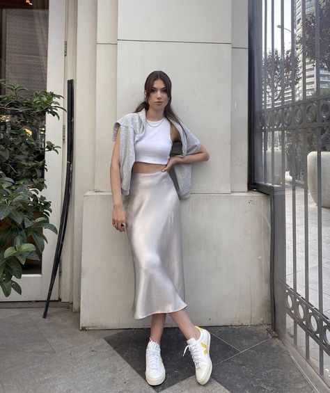 Silk Skirt Outfit, Satin Skirt Outfit, Mode Shoes, Long Skirt Outfits, Rock Outfit, Elegante Casual, Stylish Work Outfits, Skirt Outfit, Looks Chic