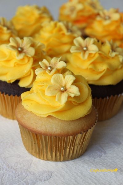 Desert Cupcakes, Yellow Cupcakes, Gold Cupcakes, Fancy Cupcakes, Cupcakes Ideas, Pretty Cupcakes, Cupcakes Decorados, Beautiful Cupcakes, Flower Cupcakes