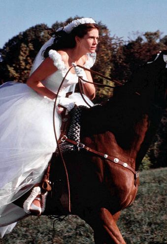 “Runaway Bride,” Julia Roberts, makes a getaway on a horse in her gown.  Credit: Ron Batzdorff/Paramount Pictures Keira Knightley Wedding Dress, Keira Knightley Wedding, Movie Wedding Dresses, High Street Wedding Dresses, Wedding Dresses Under 500, Ryan O'neal, Wedding Puzzle, Ali Macgraw, Runaway Bride