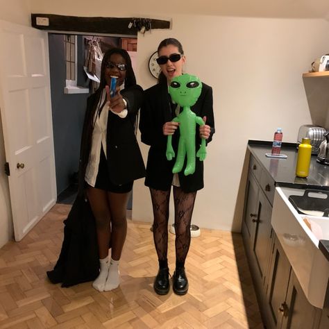 Halloween costume men in black alien Area 51 Themed Party Outfit, Men In Black And Alien Costume, Men In Black Girls Costume, Alien Theme Party Outfit, Alien Costume Men, Alien Party Decorations, Man In Black Costume, Men In Black Costume Ideas, Men In Black Costume For Women