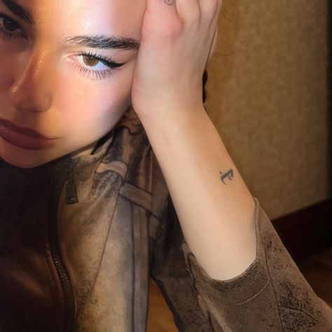 Dua Lipa Tattoo, Tattoo Style Drawings, Photo Couple, Dua Lipa, Behind Ear Tattoo, Jesus Fish Tattoo, A Woman, On Twitter, Tattoos