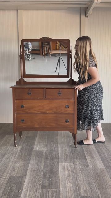 Diy Furniture To Sell, Antique Dresser Makeover, Dresser Flips, Redoing Furniture, Cleaning Furniture, Furniture Craft, Dresser Refinish, Furniture Upcycle, Wood Finishing