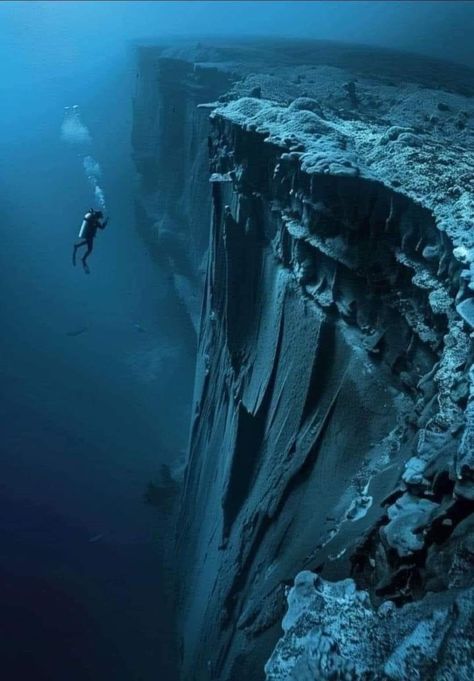 Scary Ocean, Ocean Trench, Mariana Trench, Ocean Scenery, Deep Blue Ocean, Ocean Adventure, Underwater Pictures, Deep Sea Diving, Landscape Reference