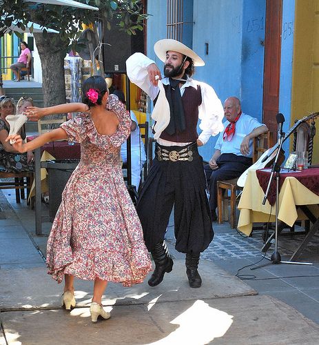 Couple dancilng the Argentine zamba. A stately dance! National Clothes, Traditional Dance, Folk Dresses, Folk Dance, Folk Costume, Costume Party, Tango, Traditional Outfits, Runway Fashion