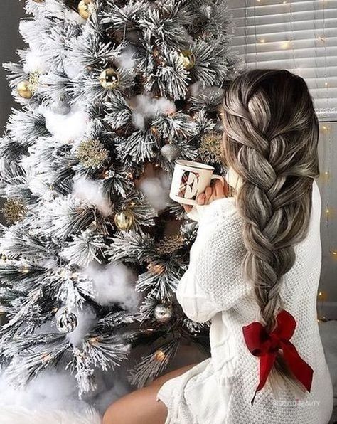 Christmas Tree Decorating Ideas To Copy - Inspired Beauty Loose Braids, Christmas Hairstyles, Christmas Photography, Holiday Hairstyles, Christmas Photoshoot, Christmas Hair, Winter Hairstyles, Christmas Aesthetic, Christmas Women