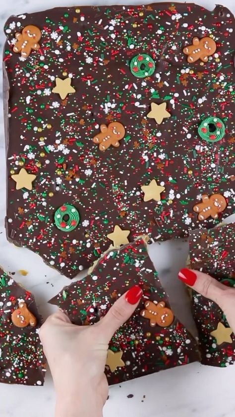 Red Velvet Cake Roll, Christmas Food Crafts, Gingerbread Man Decorations, Xmas Baking, Royal Icing Decorations, Sugar Sprinkles, Decorator Icing, Xmas Food, Christmas Cooking