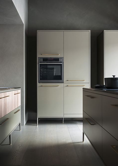 Unit silk-effect Laguna lacquer tall units, Eero champagne handle @ Cesar flagship store in #Milano - Photo © Andrea Ferrari Cesar Kitchen, Marvel House, Kitchen Rendering, Kitchen Minimal, Unfitted Kitchen, Framed Cabinet, Kitchen Dinning Room, Tiny Apartments, Italian Kitchen