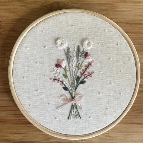 Flower Bouquet Embroidery Pattern, Embroider Flower Pattern, Simple Floral Embroidery Patterns, Floral Embroidery Patterns Templates, Flower Bouquet Embroidery, Embroidery Bouquet, Bordado Jacobean, Beginning Embroidery, Diy Embroidery Flowers