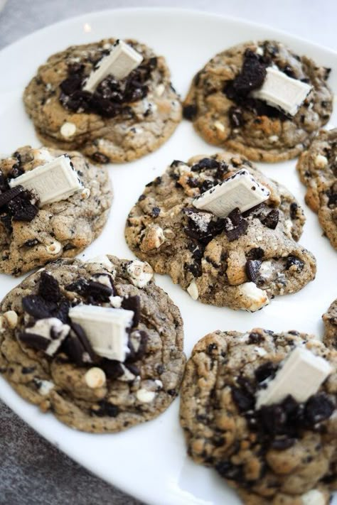 Giant Cookies, Resepi Biskut, Stuffed Cookies, Crumbl Cookies, Giant Cookie, White Chocolate Cookies, Cream Cookies, Gourmet Cookies, Cookies N Cream Cookies