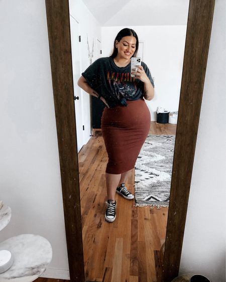 Outfit Goals Plus Size, Birthday Outfit Inspiration Plus Size, Punk Midsize Outfits, Plus Size Edgy Fall Outfits, Plus Size Trendy Outfits Summer, Plus Size Tied Shirt Outfit, Mid Size Clothing Ideas, T Shirt Plus Size Outfit, Shirt Over Dress Outfit Plus Size